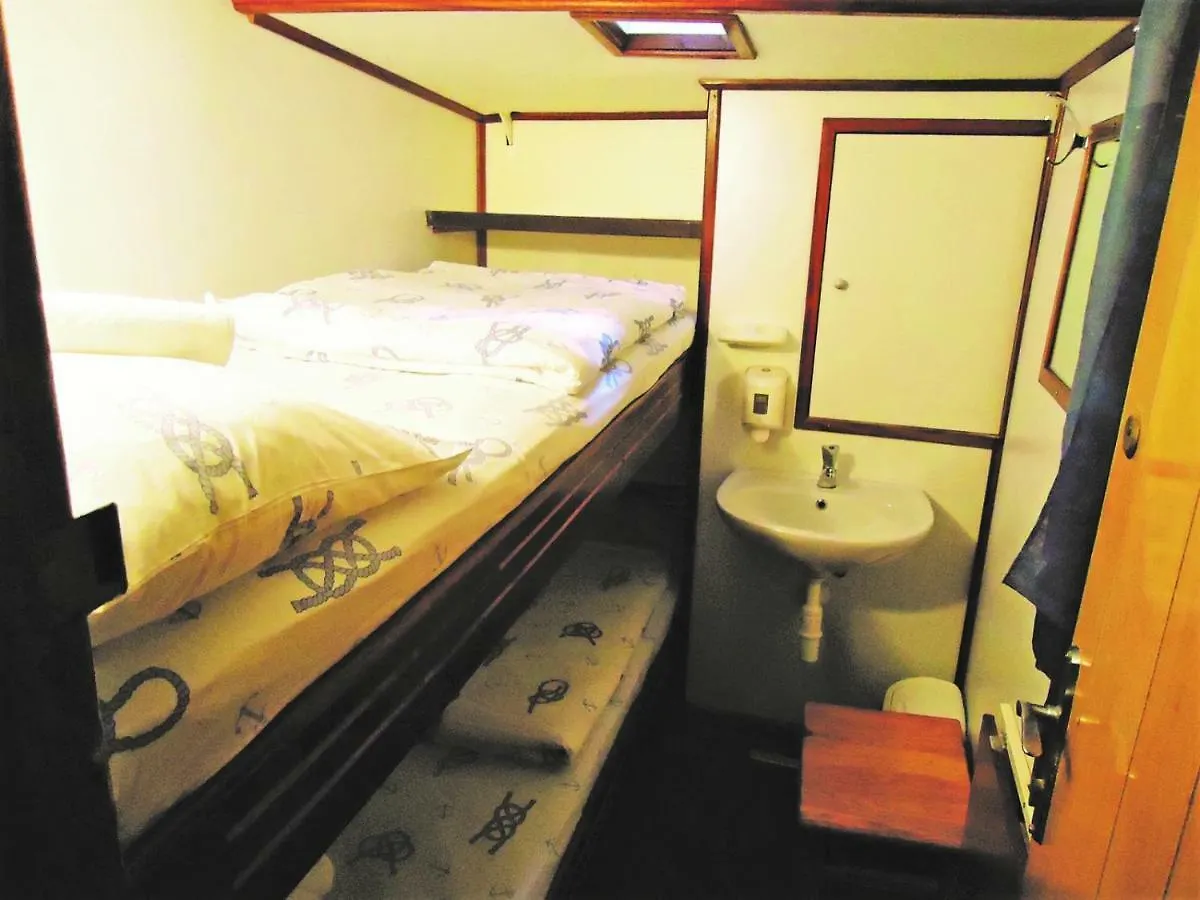 Botel Rhythm Floating Accom - Split Hotel