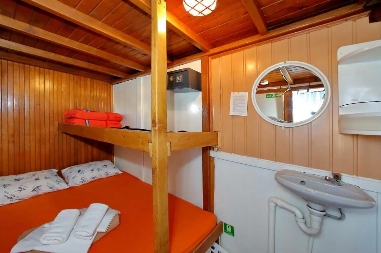 Botel Rhythm Floating Accom - Split Hotel