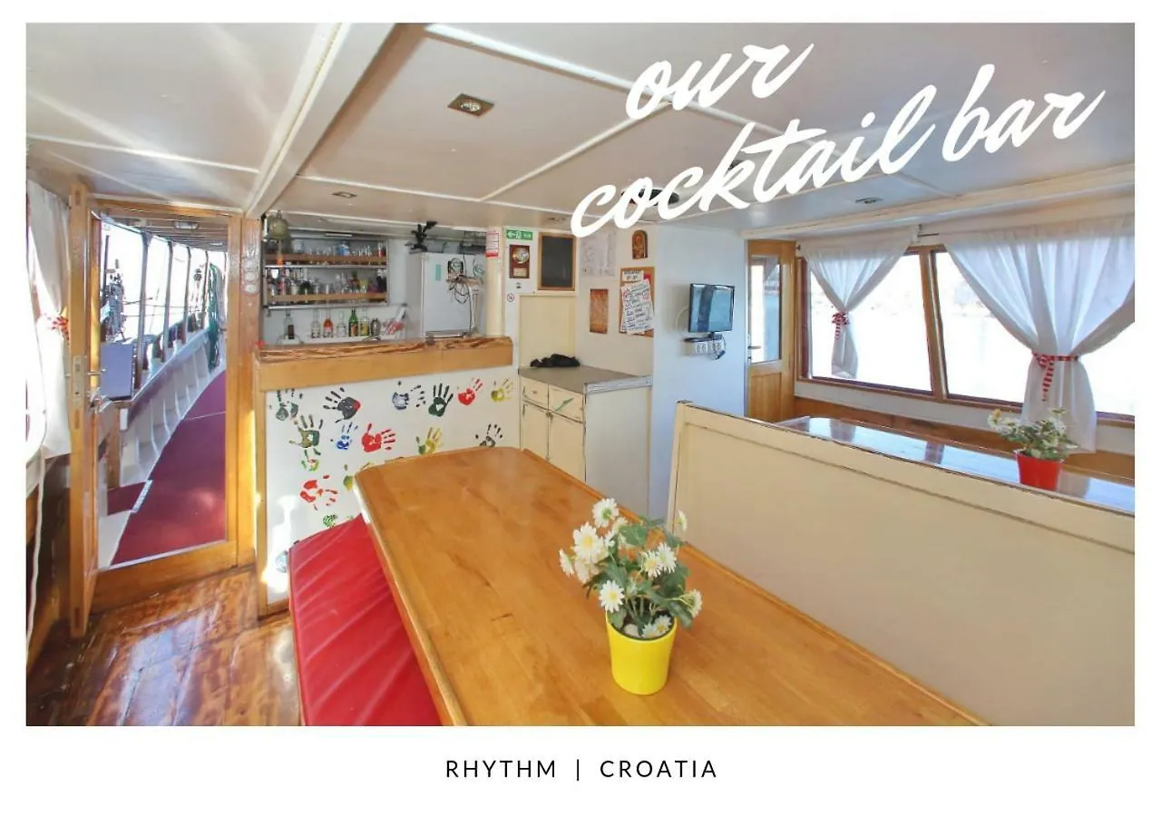 Botel Rhythm Floating Accom - Split Hotel